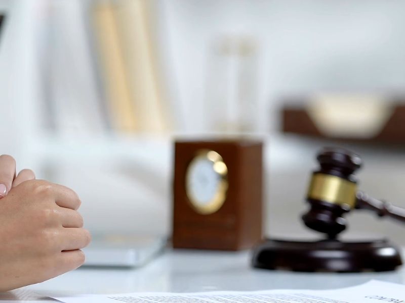 devojka kod advokata