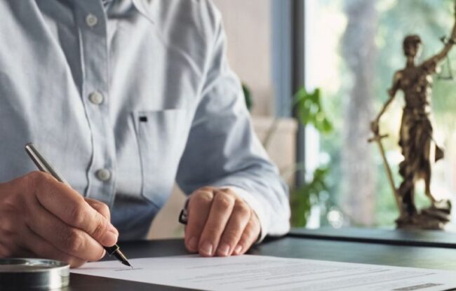 advokat potpisuje papir