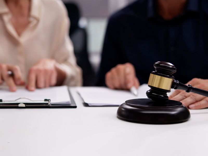 advokat sedi sa klijentom i popunjavaju papire