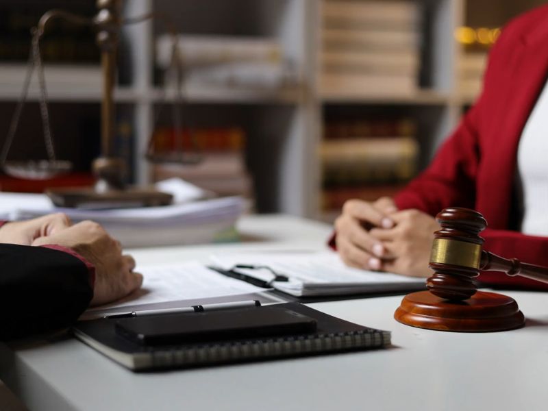 advokat i klijent sede za stolom