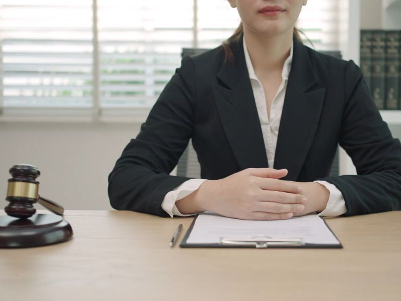 advokatica sedi za stolom